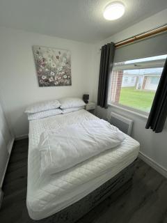 Chalet 319, Hemsby - Two bed chalet, sleeps 5, pet friendly, bed linen and towels included - Hemsby - 3