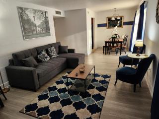 Centauri Vacation Rentals Beautiful 2-bedroom condo, near all Orlando attractions, free parking & Wi-Fi, King bed - Orlando - 7