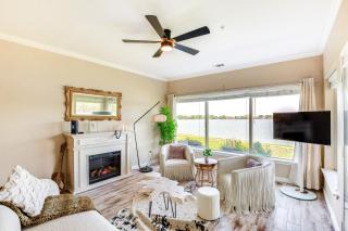 Lakefront Corsicana Condo with Pool Access! - 8