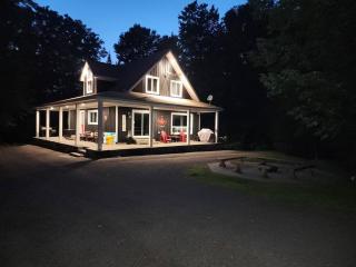 The Hidden Porch at Sir Sam's (hot tub & sauna) - Haliburton - 7