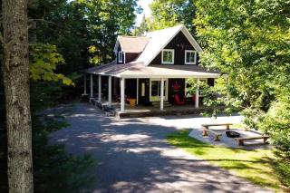 The Hidden Porch at Sir Sam's (hot tub & sauna) - 2