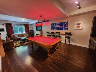 The Hidden Porch at Sir Sam's (hot tub & sauna) - 1