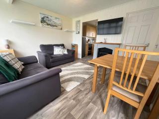 Chalet 192, Hemsby - Two bed chalet, sleeps 5, pet friendly, bed linen and towels included - Hemsby - 1