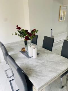 Inviting 4-Bed House in Leeds - New Malden - 2