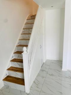Inviting 4-Bed House in Leeds - New Malden - 1