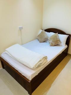 Small Room shared bath with beach access for single person or short stay couplesغرفة صغيرة مع حمام مشترك مع إمكانية الوصول إلى الشاطئ لشخص واحد أو للأزواج الذين يقيمون لفترة قصيرة - Ajman - 0