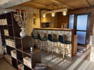 Edelweiss Cozy Lodge cu Semineu, Saună și Terasă - 9