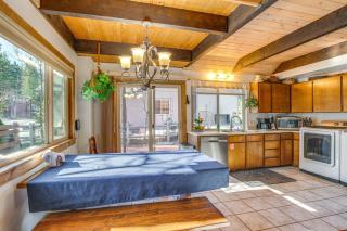 10 Mi to Lake Tahoe Beaches Cabin with Pool Table - South Lake Tahoe - 1