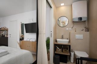 Deluxe Studio in Center with Parking and Bathtub - 2