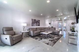 Ocean Drive Splendor Awaits - 7