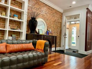 Classy Victorian Brownstone Subway Shopping - Washington, D.C. - 4