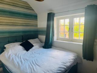 Entire 3 bedroom coach house - - 2