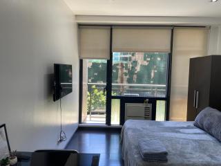 Studio for 4 with 300MBS internet at heart of Makati - Manila - 9