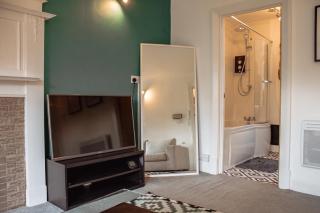 Modern Bright Central Spacious Flat - 2