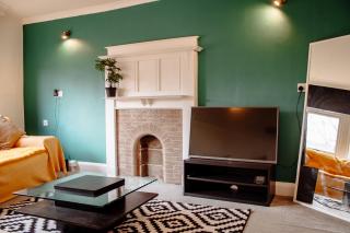 Modern Bright Central Spacious Flat - 1