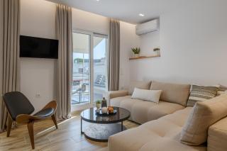 Central Sunny Loft with Plunge Pool - 8