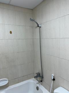 Small Room shared bath with beach access for single person or short stay couplesغرفة صغيرة مع حمام مشترك مع إمكانية الوصول إلى الشاطئ لشخص واحد أو للأزواج الذين يقيمون لفترة قصيرة - Ajman - 1