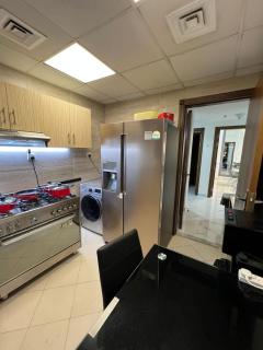 Small Room shared bath with beach access for single person or short stay couplesغرفة صغيرة مع حمام مشترك مع إمكانية الوصول إلى الشاطئ لشخص واحد أو للأزواج الذين يقيمون لفترة قصيرة - Ajman - 2