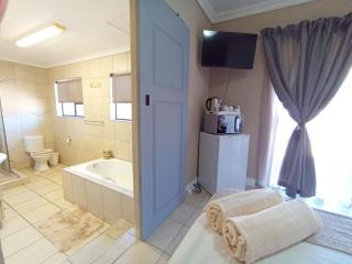 OR Tambo Stay Unit 4 - 3