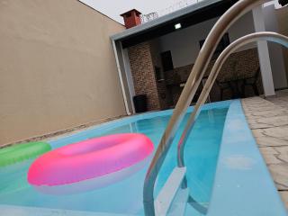 Casa Maravilhosa e Ampla Pé na Areia com Piscina, Área Gourmet com Churrasqueira em Deck Coberto Frente a Piscina, 4 Quartos Confortáveis e Espaçosos, Sendo 2 Suítes, Cozinha Americana e Sala de Jantar, Ampla Garagem para 6 Carros - Mercado na rua da Casa - Praia Grande - 7
