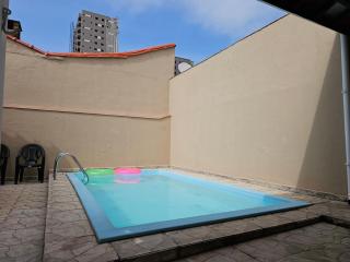 Casa Maravilhosa e Ampla Pé na Areia com Piscina, Área Gourmet com Churrasqueira em Deck Coberto Frente a Piscina, 4 Quartos Confortáveis e Espaçosos, Sendo 2 Suítes, Cozinha Americana e Sala de Jantar, Ampla Garagem para 6 Carros - Mercado na rua da Casa - Praia Grande - 3