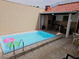 Casa Maravilhosa e Ampla Pé na Areia com Piscina, Área Gourmet com Churrasqueira em Deck Coberto Frente a Piscina, 4 Quartos Confortáveis e Espaçosos, Sendo 2 Suítes, Cozinha Americana e Sala de Jantar, Ampla Garagem para 6 Carros - Mercado na rua da Casa - Praia Grande - 6