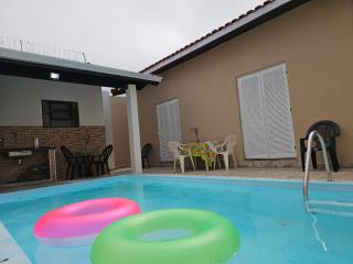 Casa Maravilhosa e Ampla Pé na Areia com Piscina, Área Gourmet com Churrasqueira em Deck Coberto Frente a Piscina, 4 Quartos Confortáveis e Espaçosos, Sendo 2 Suítes, Cozinha Americana e Sala de Jantar, Ampla Garagem para 6 Carros - Mercado na rua da Casa - Praia Grande - 2