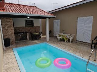 Casa Maravilhosa e Ampla Pé na Areia com Piscina, Área Gourmet com Churrasqueira em Deck Coberto Frente a Piscina, 4 Quartos Confortáveis e Espaçosos, Sendo 2 Suítes, Cozinha Americana e Sala de Jantar, Ampla Garagem para 6 Carros - Mercado na rua da Casa - Praia Grande - 1