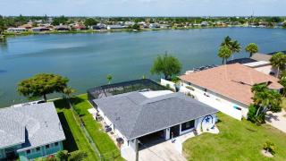 Artistic Decor Scenic Views Saltwater Heated Pool Villa - Cape Coral - 3