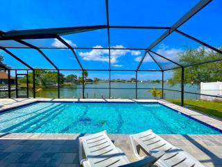 Artistic Decor Scenic Views Saltwater Heated Pool Villa - Cape Coral - 6