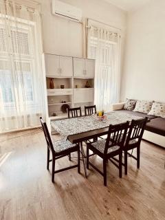 Oktogon Central Spacious AC Balcony - Budapest - 8