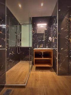 Suite 300 Steps Ladadika - 5