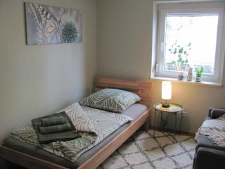#3 Gemütliches ruhiges Zimmer Gartenblick, Gemeinschaftsbad W-Lan Airport nah gelegen mit Late Night Check in Haus Nr 9,5 - Trunkelsberg - 9