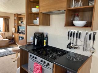 Super 3 Bedroom Pet friendly Caravan with Decking - Hunstanton - 6