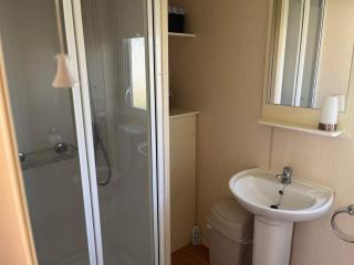 Super 3 Bedroom Pet friendly Caravan with Decking - Hunstanton - 1