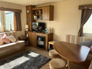 Super 3 Bedroom Pet friendly Caravan with Decking - Hunstanton - 8