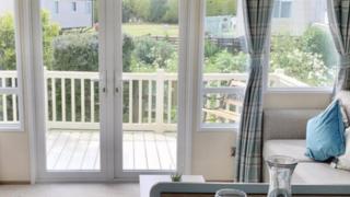 Stunning river view 2 bedroom caravan with decking - Hunstanton - 7