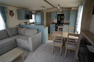 Stunning river view 2 bedroom caravan with decking - Hunstanton - 4