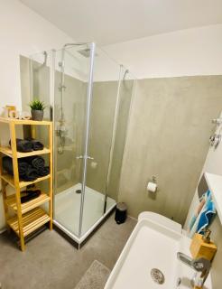 Geräumiges 2R City-Apartment Uninähe mit TV Streaming, Terrasse - 7