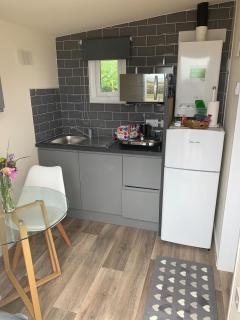 Estuary View - Cosy Shepherds Hut for Two with Private Facilities - 8