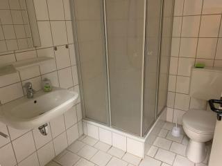 Zimmer mit eigenem Bad, Parkplatz/Grillplatz - - 2