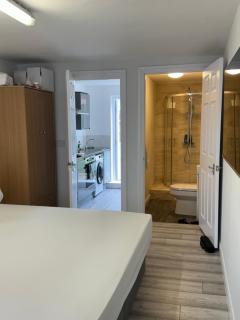 Posh Executive Studio London - Thamesmead - 9