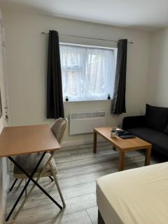 Posh Executive Studio London - Thamesmead - 2