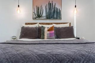 Alley Kat Guesthouse with private hot tub - Fredericksburg - 6