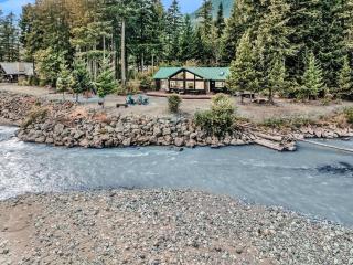 The River House- Riverfront Cabin-hot tub, gazebo! - Packwood - 9