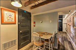 1850s historic Row House 7min train to NYC with private backyard - Jersey City - 2