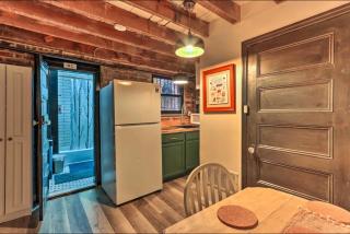 1850s historic Row House 7min train to NYC with private backyard - Jersey City - 3