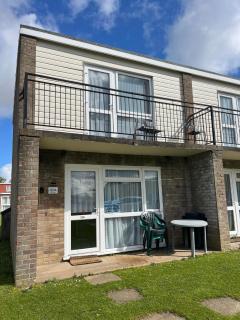 Bermuda Haven 124, Hemsby - Two storey, three bed chalet, sleeps 7, bed linen and towels included, onsite entertainment on a pet free site - Great Yarmouth - 8