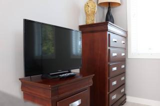 LOCATION LOCATION LOCATION IMMACULATE 1 BEDROOM SUITE - 1