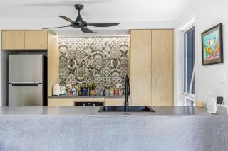Trendy 2-Bed Home with Outdoor Entertainment - Yaroomba - 1